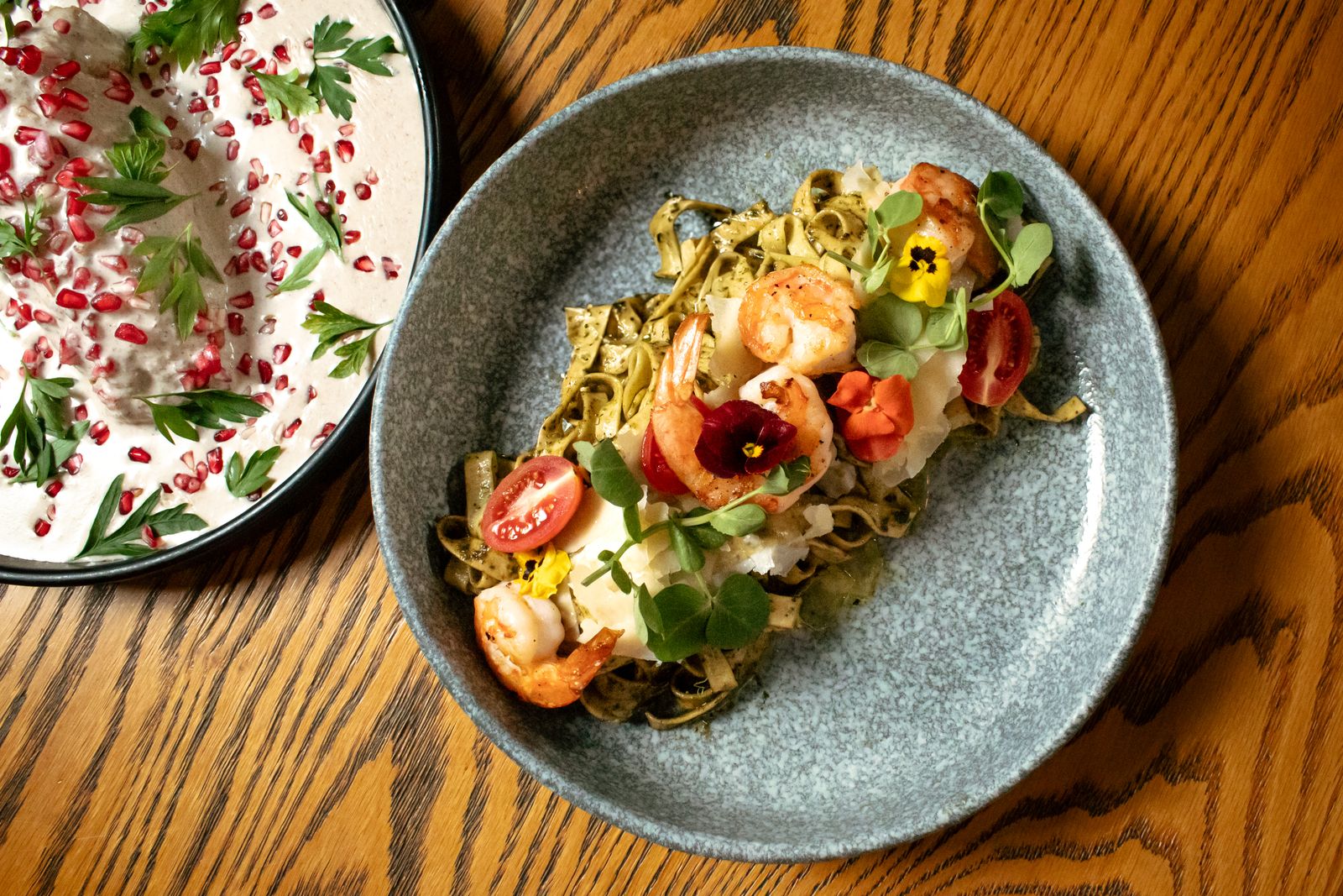 Pasta gourmet con fiori eduli